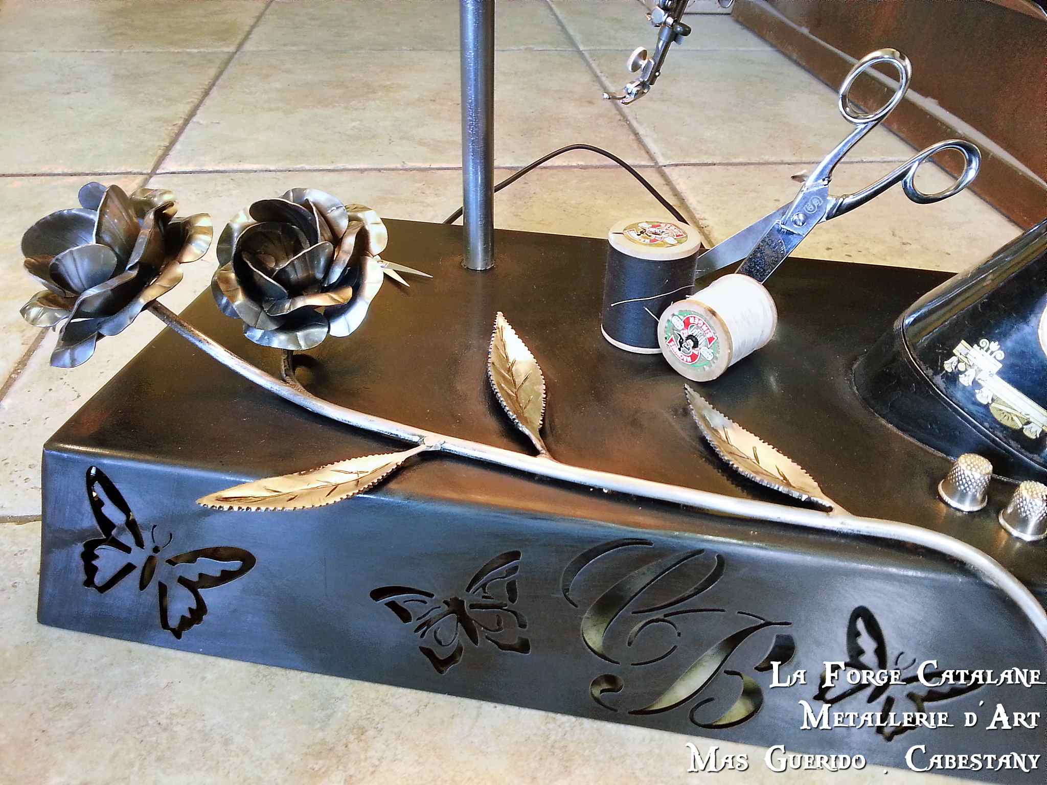 Pied de lampe decoupe laser fer forge catalane (3).jpg